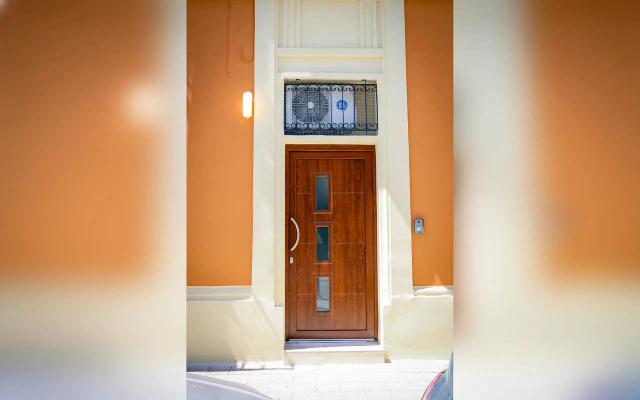 Il portone d'ingresso della struttura in Via Taranto, a Brindisi
