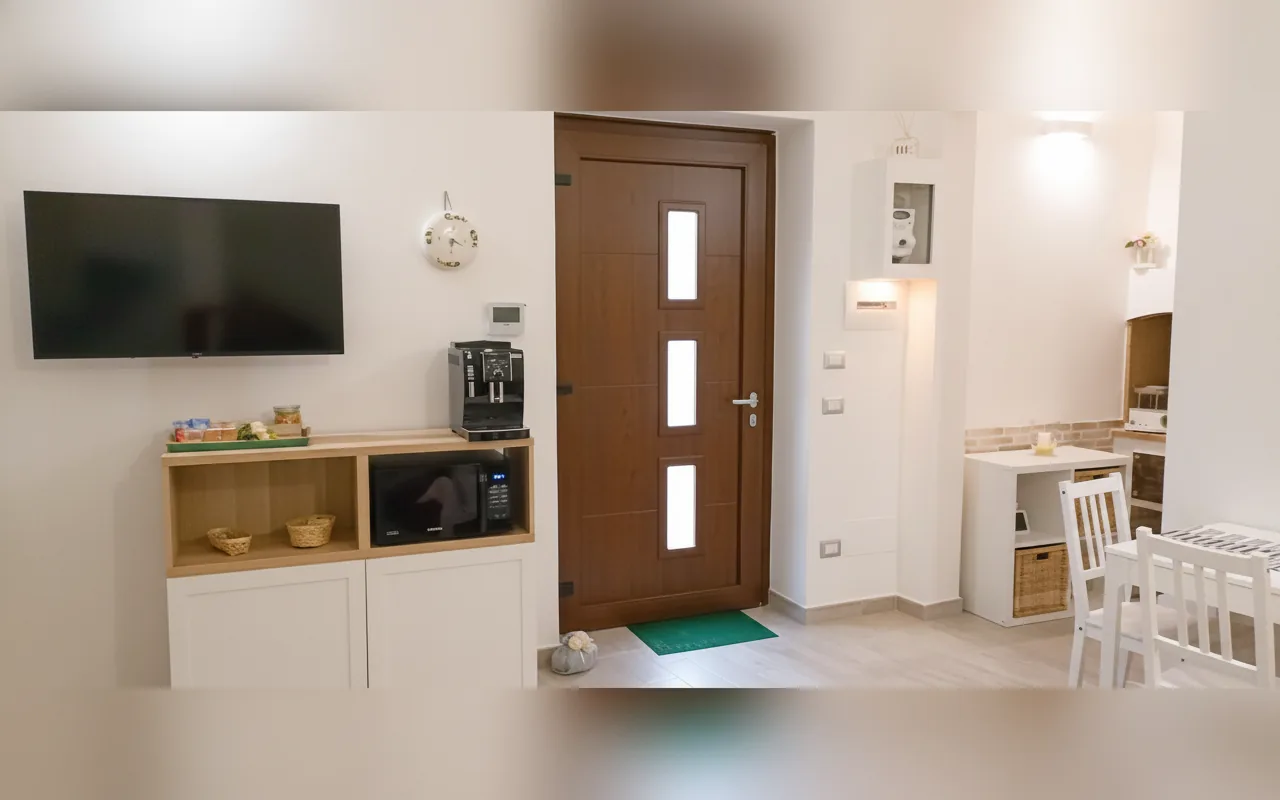 Ingresso dell'appartamento con TV, macchina del caff&egrave; e microonde