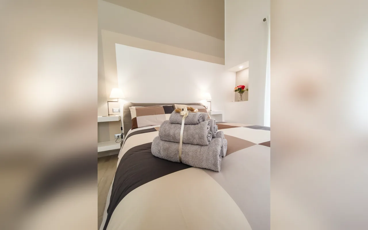 Letto matrimoniale con set di asciugamani preparato per gli ospiti