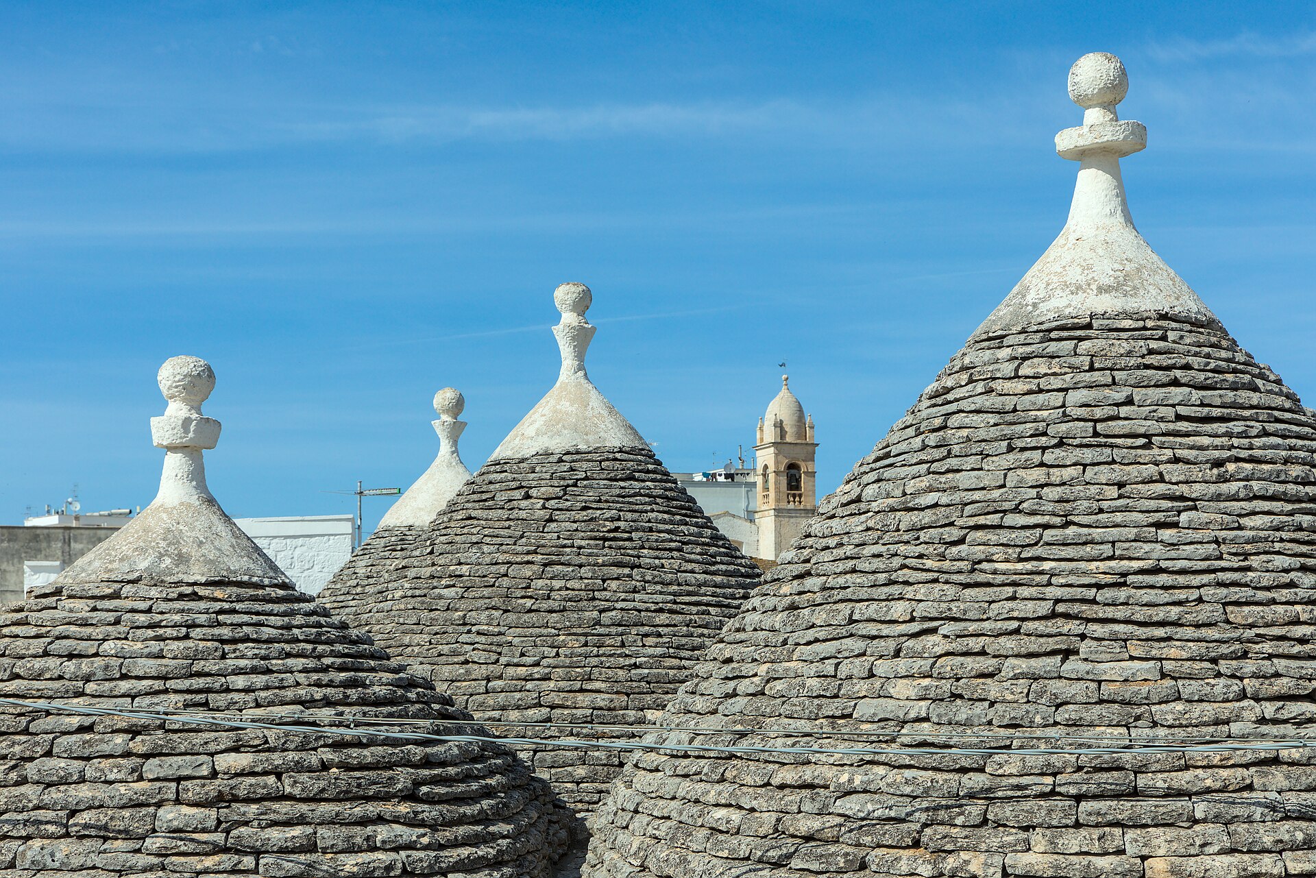 I tetti a cono dei trulli del Rione Monti, ad Alberobello