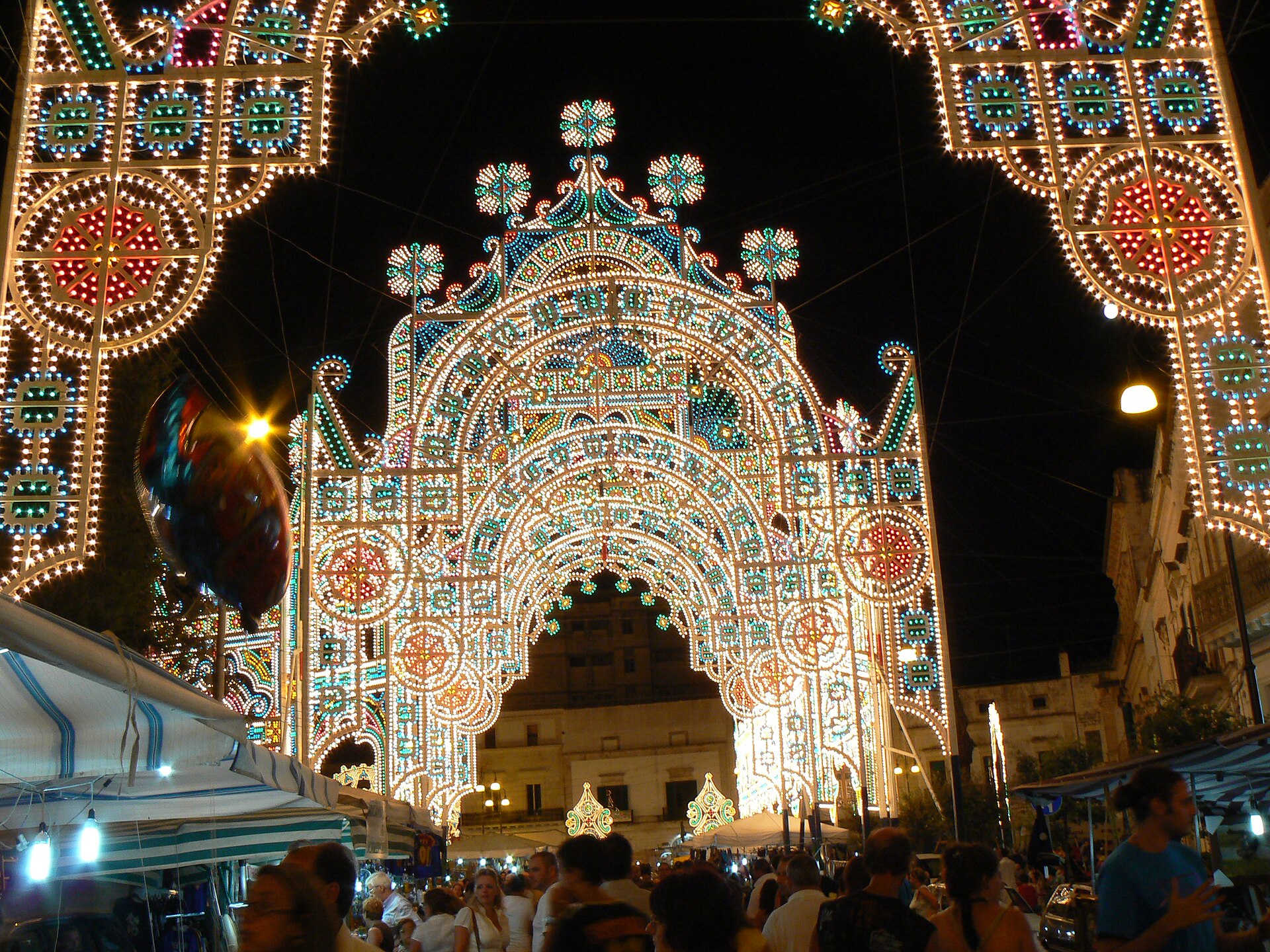 Luminarie tradizionali accese durante una festa nel Salento
