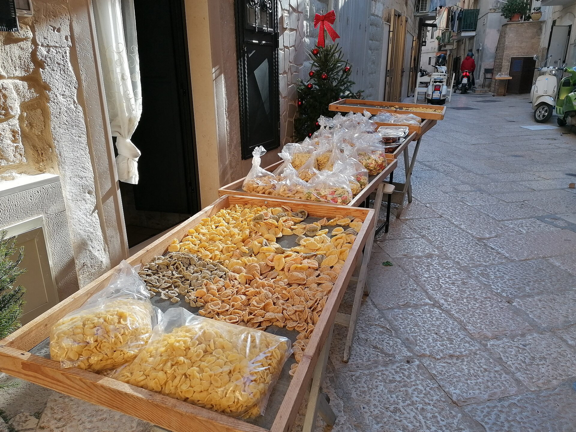 Orecchiette fatte a mano stese ad asciugare
