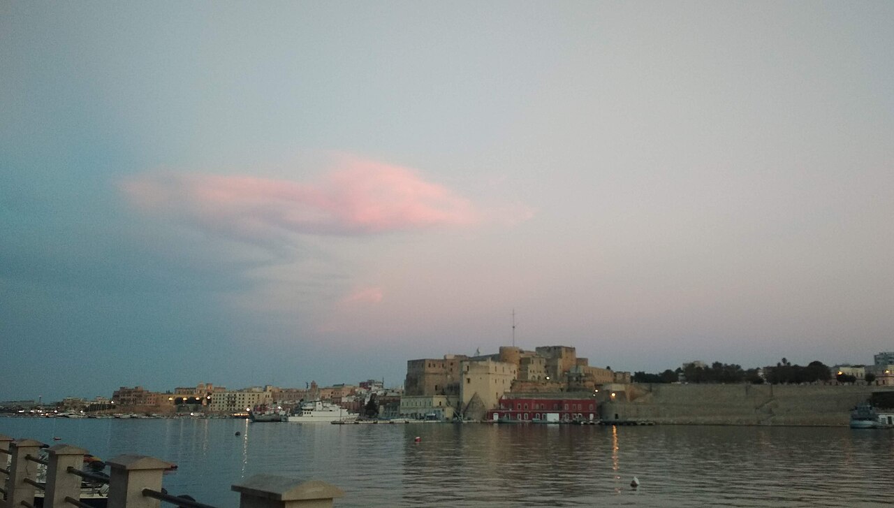 Il fronte a mare di Brindisi con il Castello Svevo al tramonto, visto dal porto interno