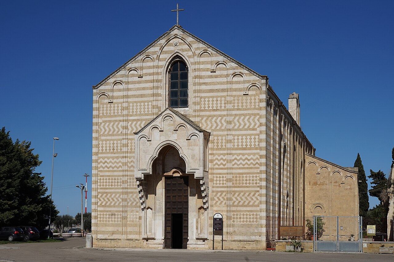 La facciata a fasce bicolori della chiesa di Santa Maria del Casale, a Brindisi