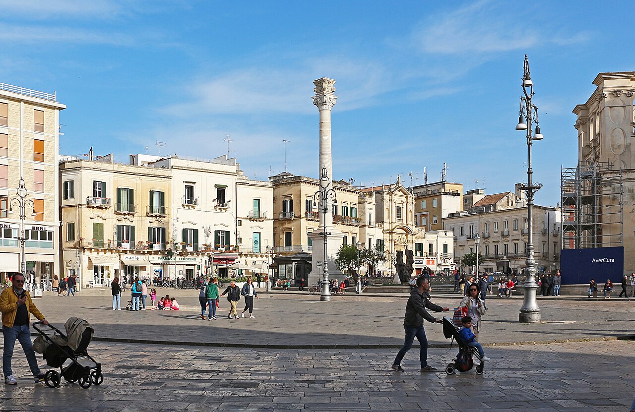 Piazza Sant'Oronzo a Lecce, con la colonna romana proveniente da Brindisi