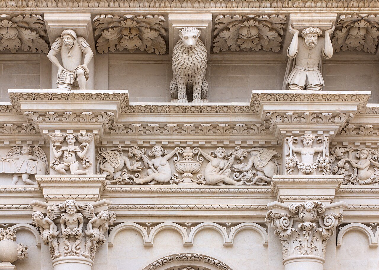 Dettaglio scolpito della facciata della Basilica di Santa Croce a Lecce, con telamoni e fregi barocchi