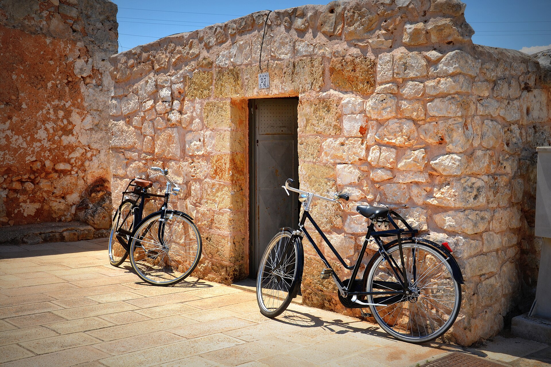 Un muretto in pietra a secco costruito senza malta, nella campagna pugliese