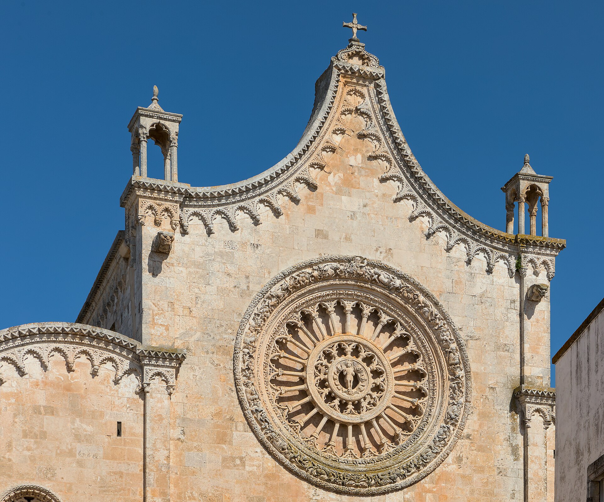 Il rosone gotico in pietra della Cattedrale di Santa Maria Assunta, a Ostuni