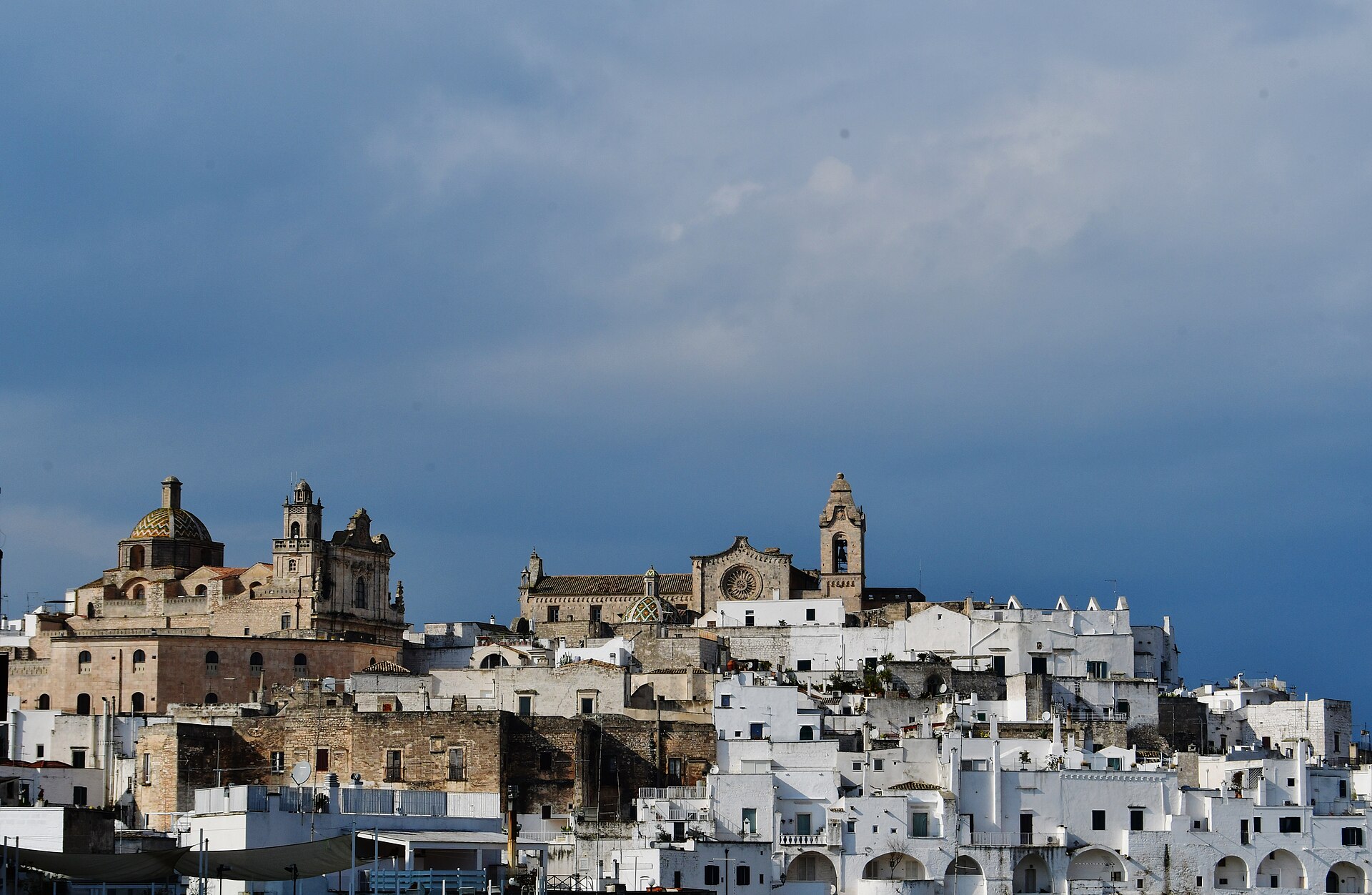 Ostuni, la Citt&agrave; Bianca, con la Cattedrale che svetta sul dedalo di case imbiancate a calce