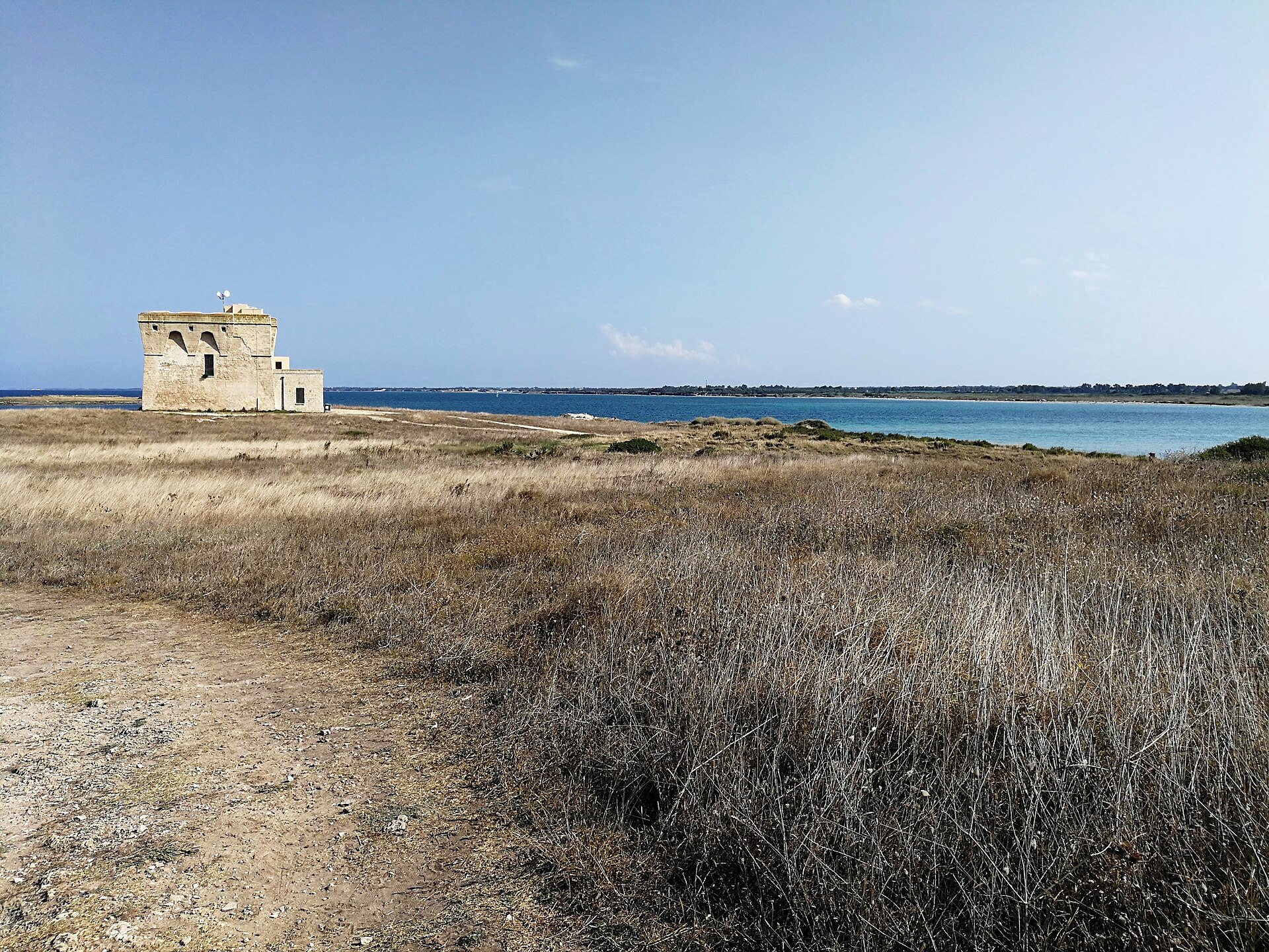 La torre aragonese cinquecentesca che d&agrave; il nome alla riserva di Torre Guaceto