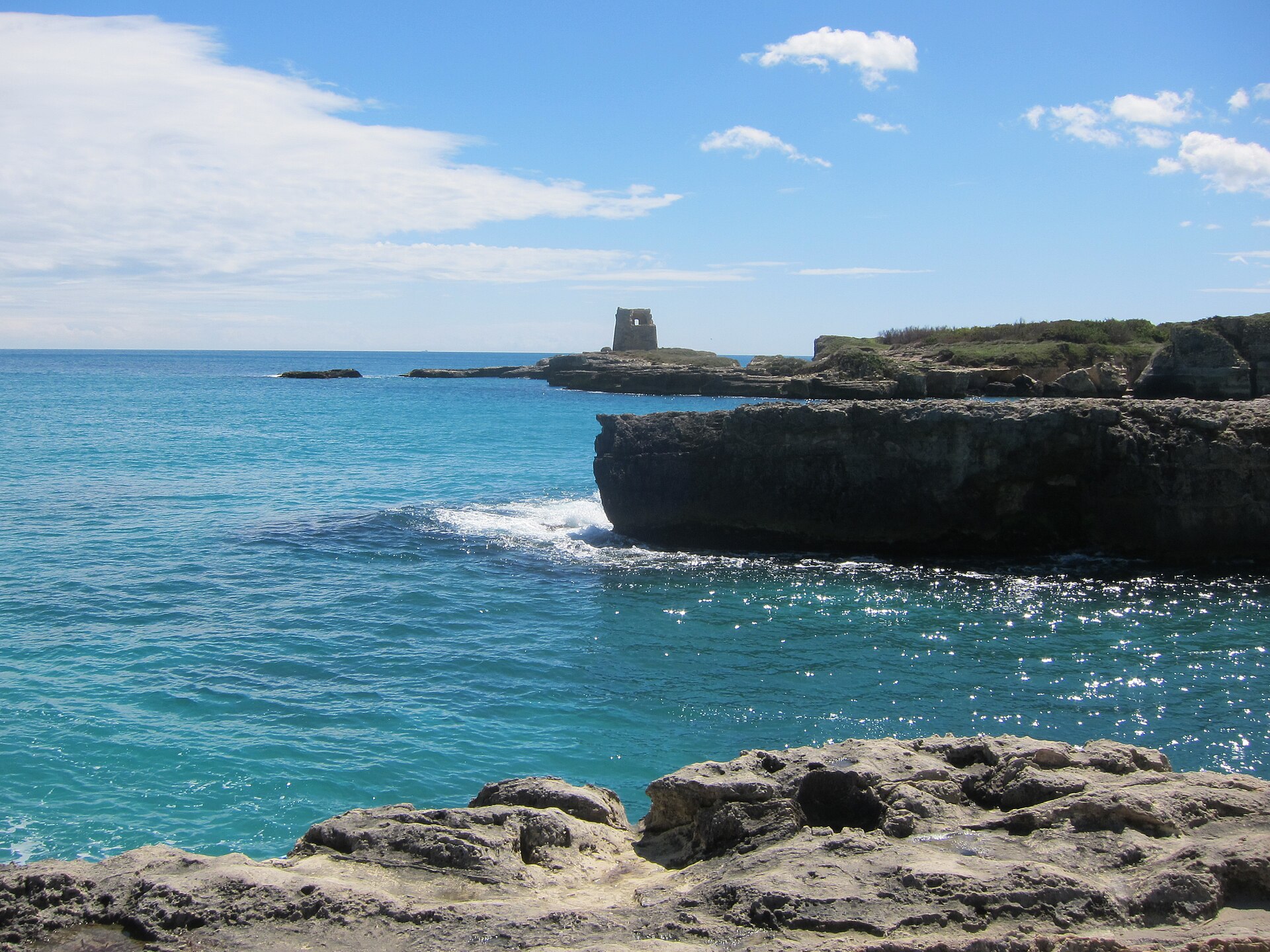 La costa rocciosa del litorale brindisino con il mare mosso