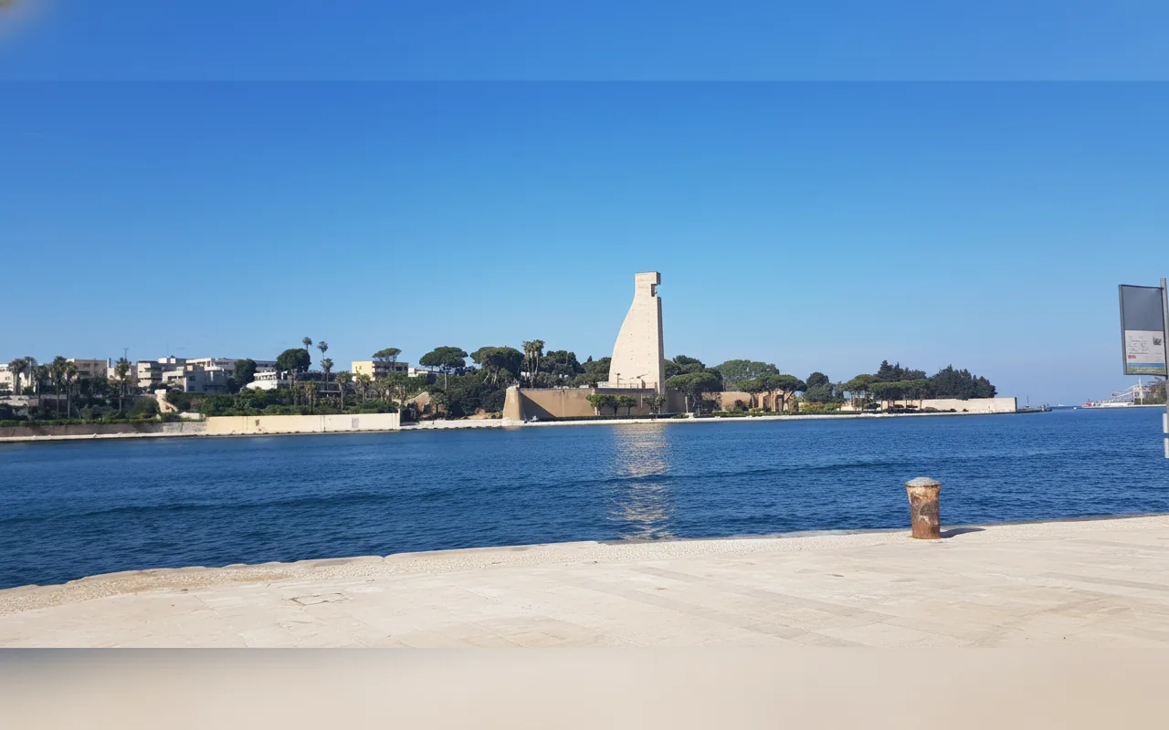 Il porto interno di Brindisi con il Monumento al Marinaio d'Italia sulla riva opposta