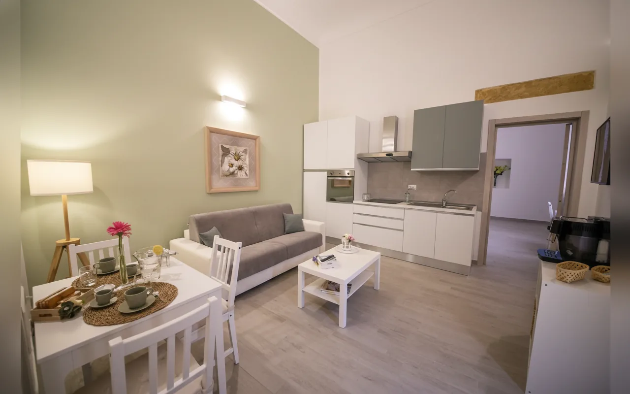 Il soggiorno dell'appartamento, con divano letto e cucina